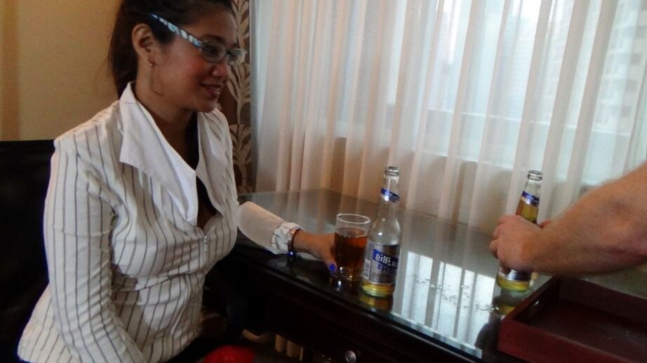 17P Linda filipina MILF Natasha leva uma gozada nos óculos em uma encenação vigorosa
