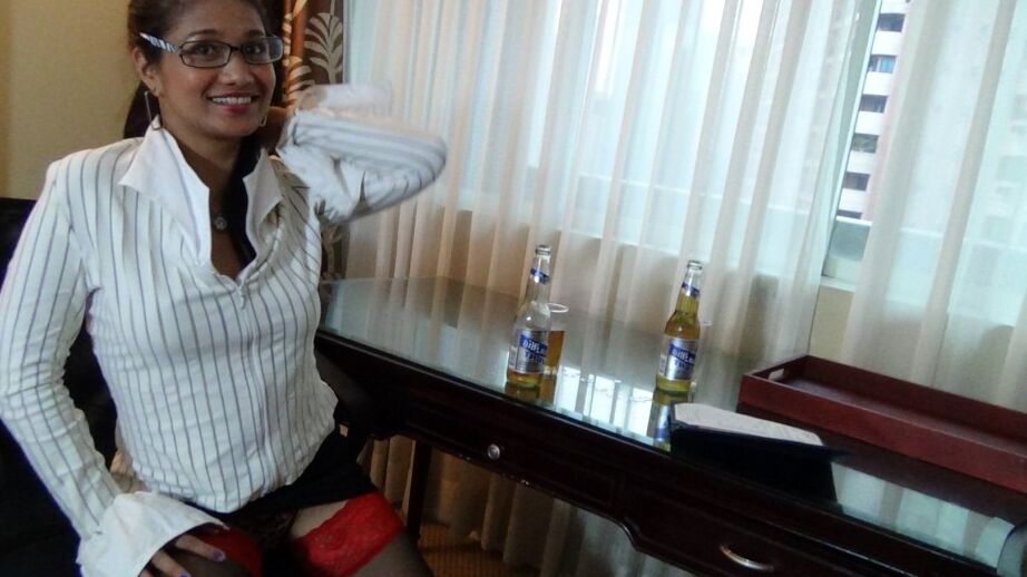 17P Linda filipina MILF Natasha leva uma gozada nos óculos em uma encenação vigorosa