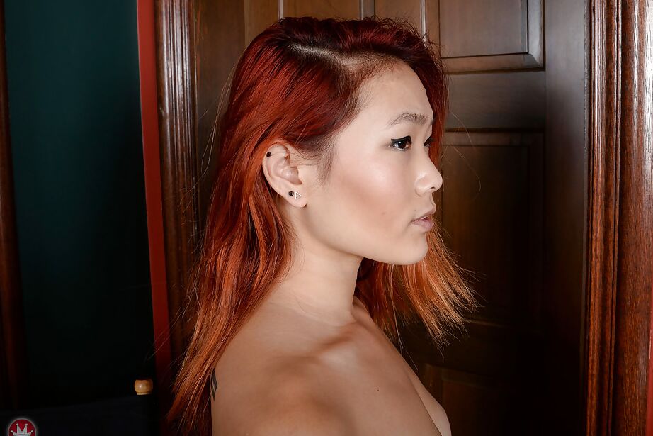 16P Amadora ruiva asiática Lea Hart revelando peitos perfeitos e buceta careca
