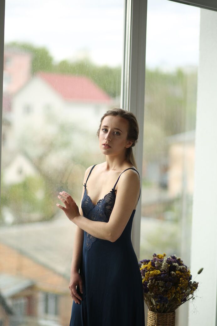 20P Une superbe beauté adolescente avec un corps serré parfait montre ses beaux seins et