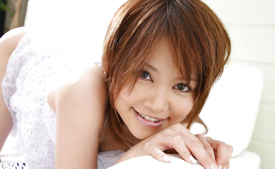 15P Tentadora estudante asiática Hitomi Yoshino tirando a lingerie