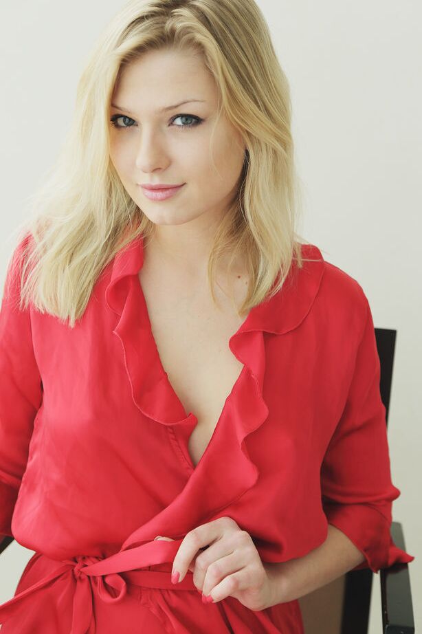 18P La rubia Lucy Heart descalza dejando al descubierto sus bonitas tetas