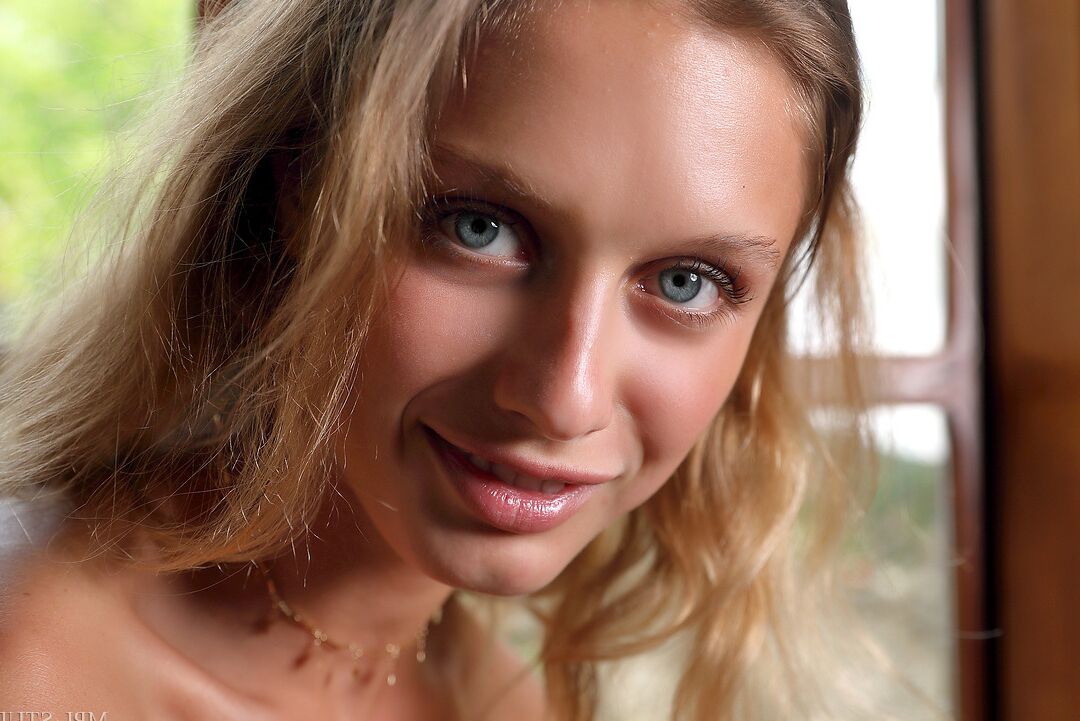 12P Rubia natural muestra su cuerpo esbelto al natural durante una acción en solitario