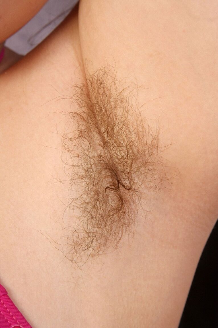 21P Kurviger Teenager mit hübschem Gesicht Suzie zeigt ihre haarigen Achseln