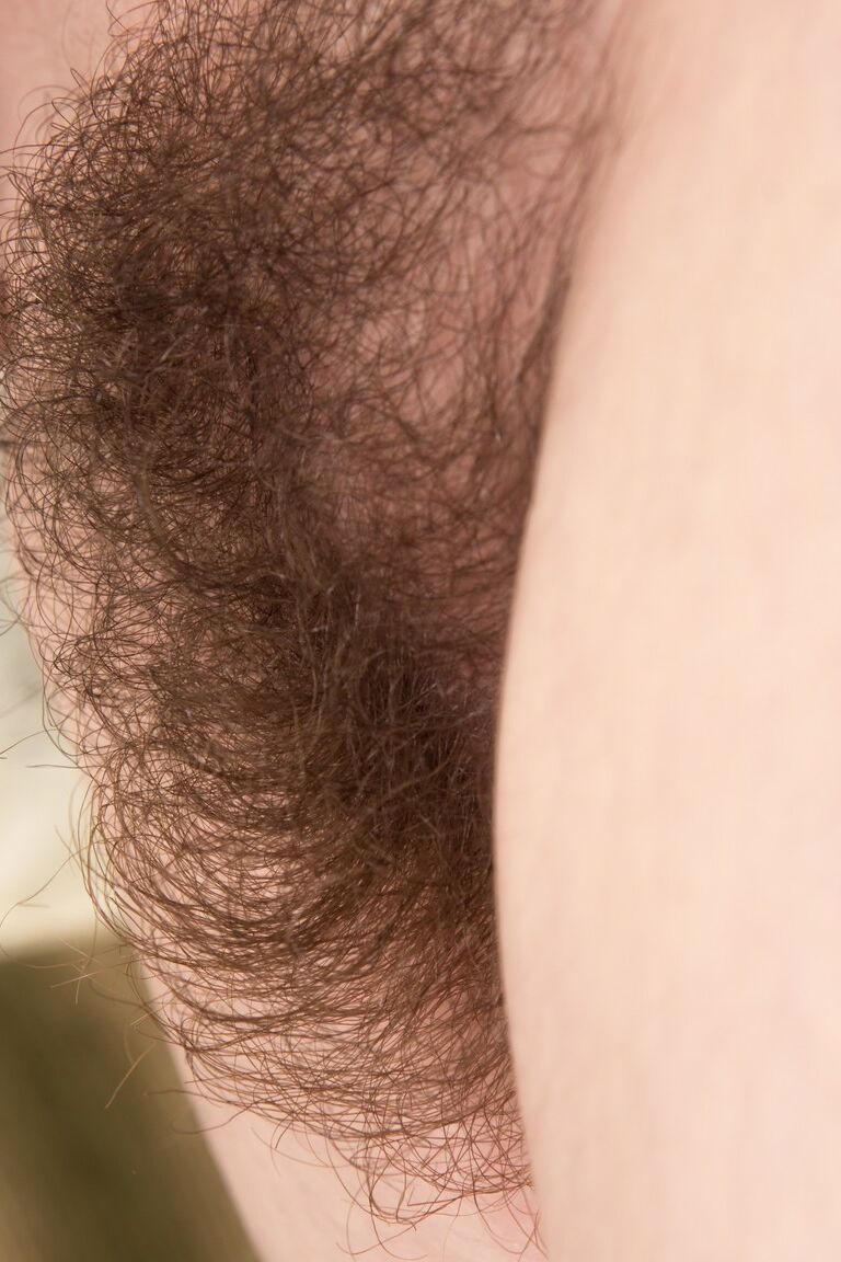 17P MILF Terry de seios grandes gosta de brincar com os lábios peludos de sua boceta no sofá