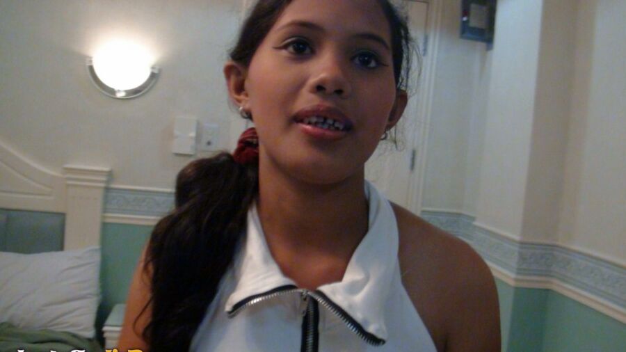 15P La filipina apenas legal Angel chupa y folla una polla al estilo POV