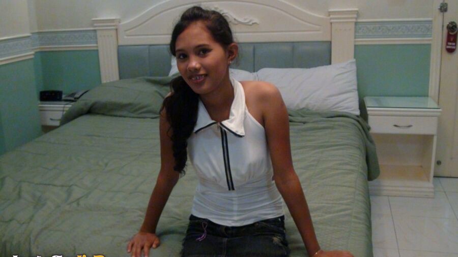 15P La filipina apenas legal Angel chupa y folla una polla al estilo POV