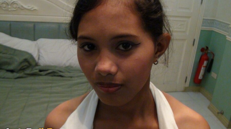 15P La filipina apenas legal Angel chupa y folla una polla al estilo POV