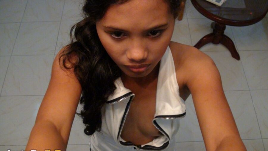 15P La filipina apenas legal Angel chupa y folla una polla al estilo POV