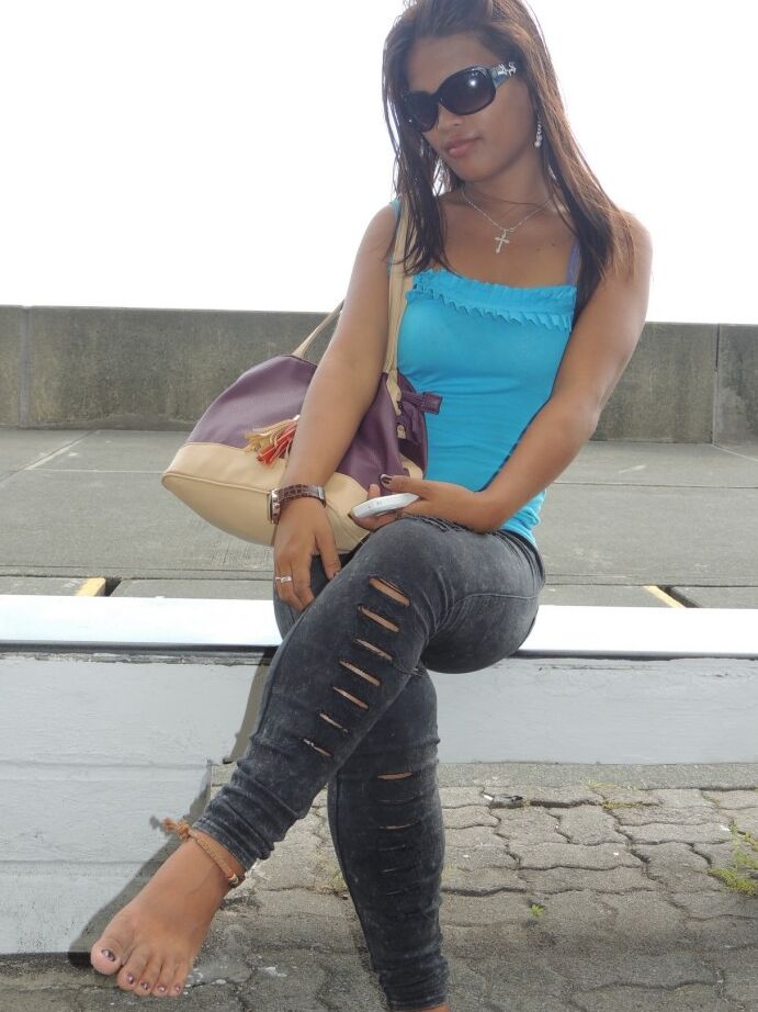 18P A primeira vez da Filipina ostenta o visual molhado enquanto transa com um estrangeiro