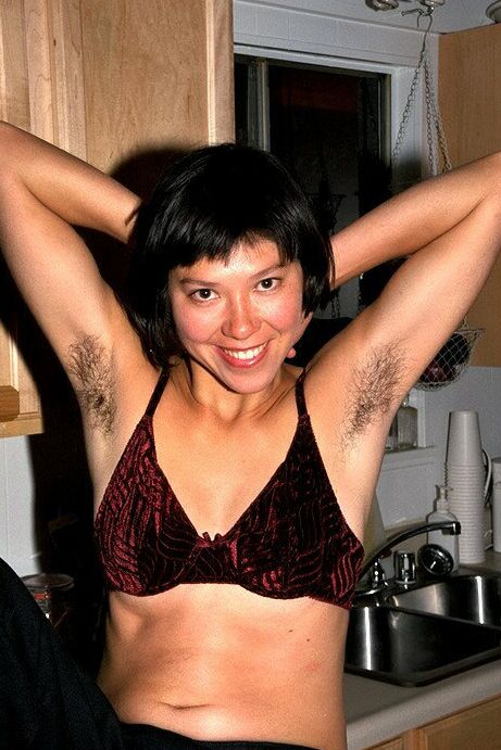 16P Amanda, une fille aux aisselles et à la chatte poilues, est allongée nue sur le sol