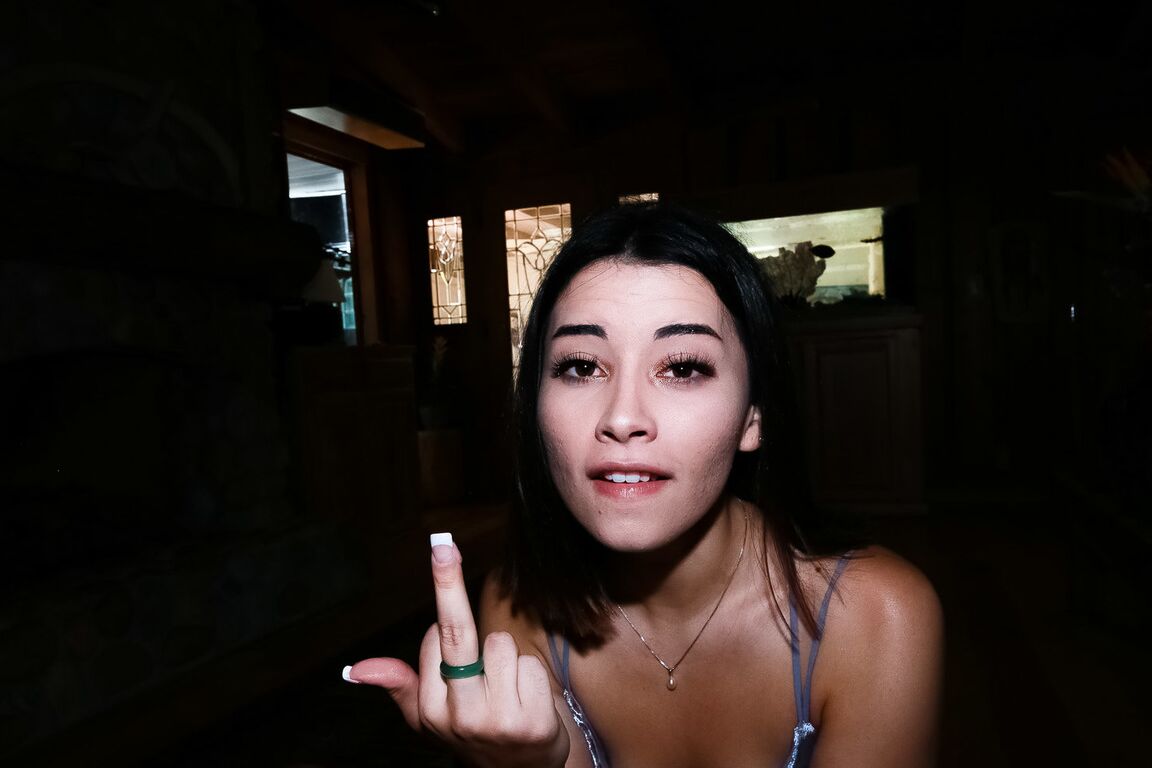 17P A adolescente muito fofa Aria Lee sopra o enorme shlong de seu meio-irmão com facilidade