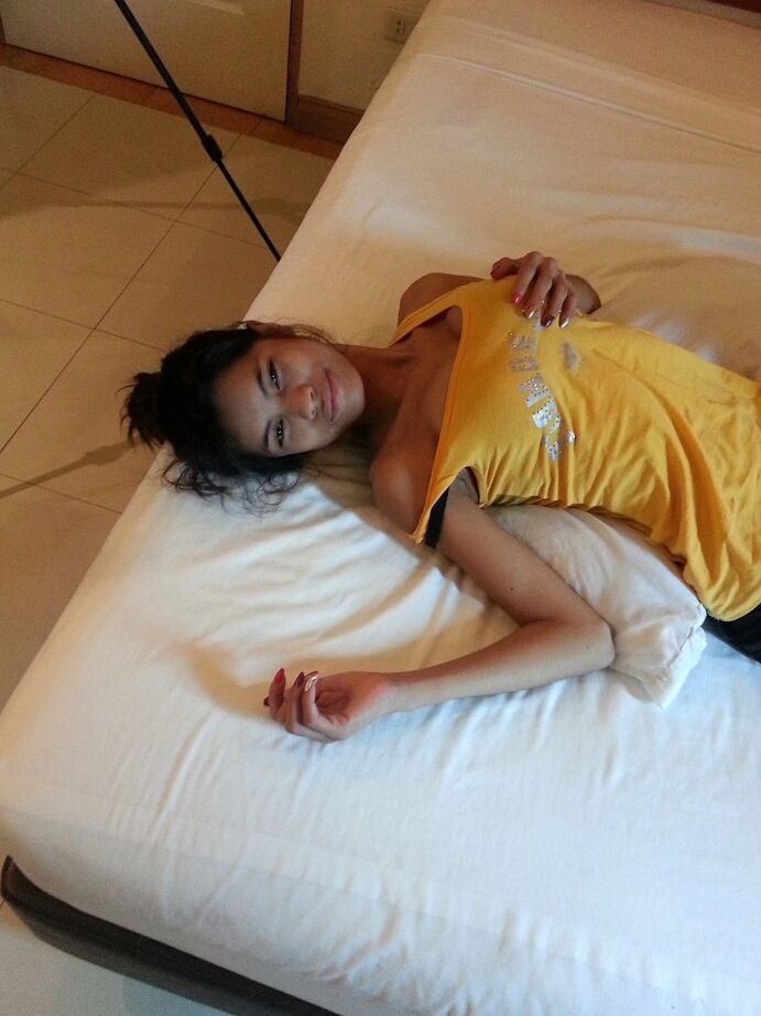 Die 18-jährige schlanke Filipina Jennifer entblößt ihre großen Titten, bevor sie im Motel einen Blowjob gibt