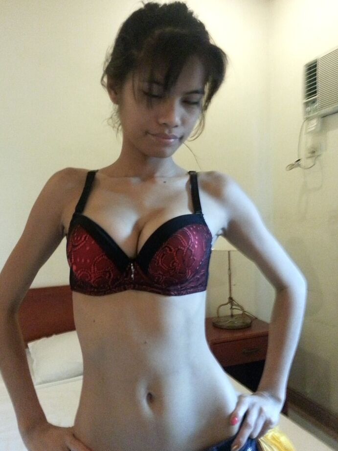 Die 18-jährige schlanke Filipina Jennifer entblößt ihre großen Titten, bevor sie im Motel einen Blowjob gibt