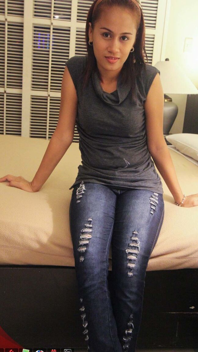 15P Petite adolescente asiática Lou empurra o esperma para fora da boca durante a ação POV