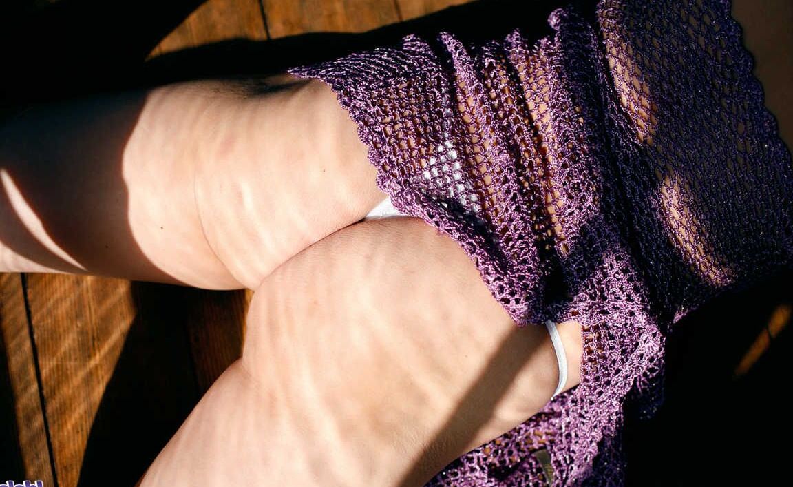 16P A bela japonesa Reinaa Mizuki é flagrada nua na cama enquanto trocava de roupa