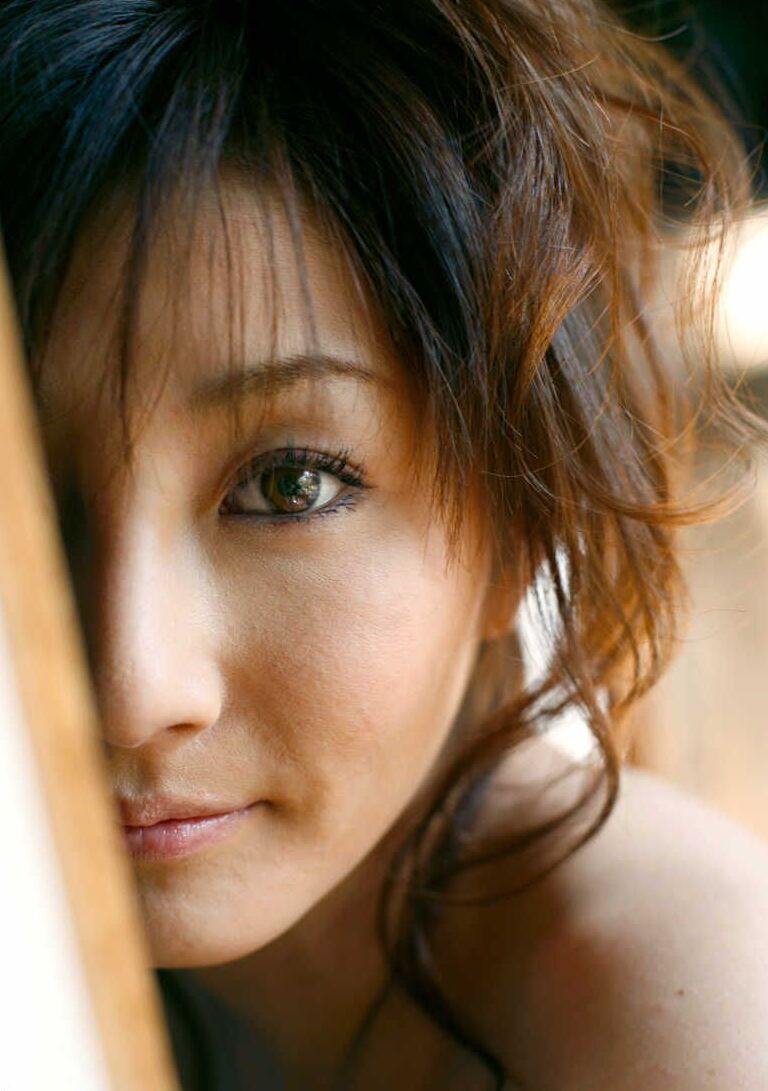 16P A bela japonesa Reinaa Mizuki é flagrada nua na cama enquanto trocava de roupa