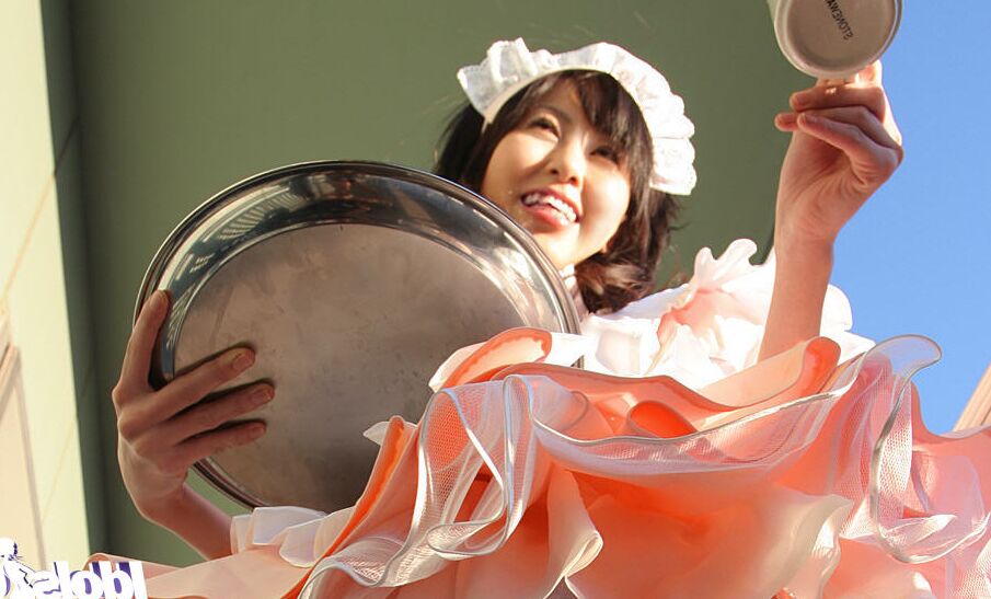 16P Une jolie asiatique en uniforme de femme de chambre découvrant ses petits seins et sa chatte poilue
