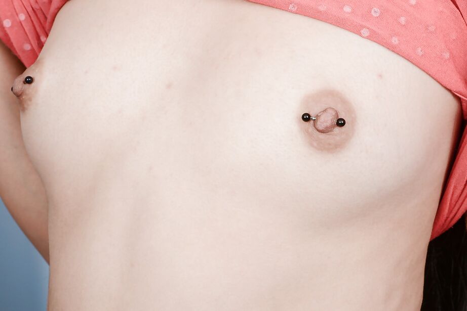 16P A fofa asiática Rapunzel Lee mostra seus sexy mamilos com piercing em close-up