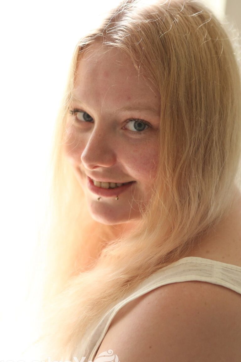 17P Mollige Blondine mit tätowiertem Körper Lea Nights zeigt ihre Titten und reibt ihren Schlitz