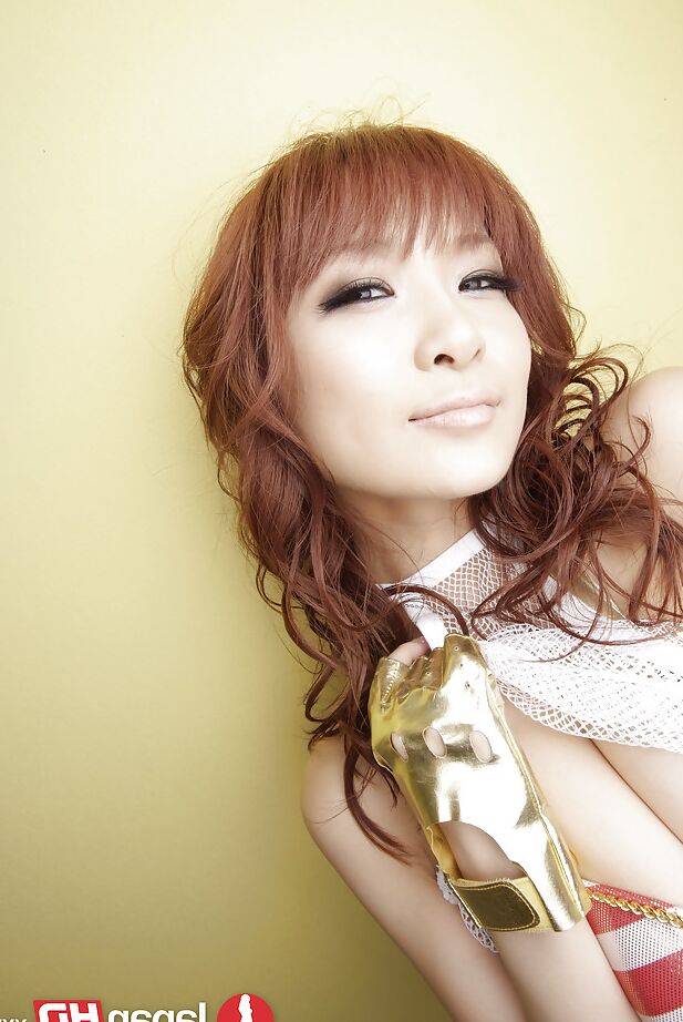 16P La jolie asiatique Misa Kikouden enlève son bikini pour un concert de mannequin nue.