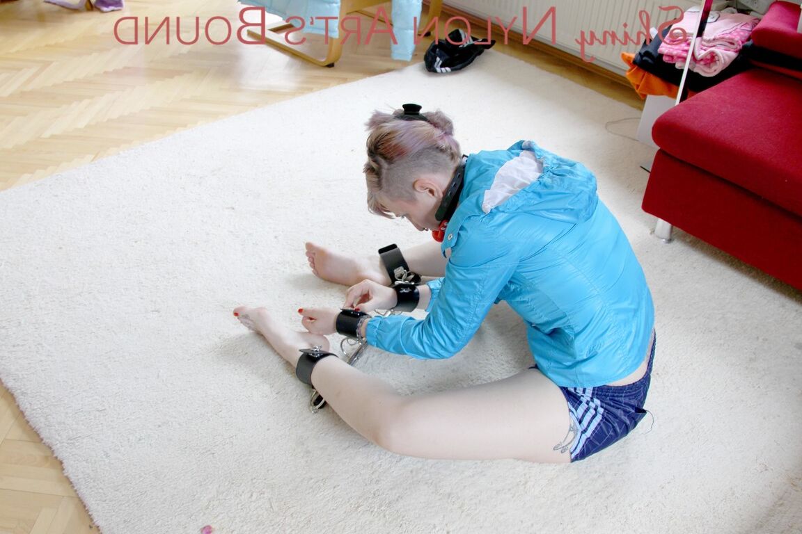 16P Mara ties and gagges herself with a bar and a ballgag on the floor in the