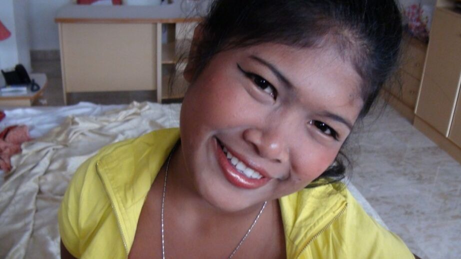 17P La pequeña princesa filipina chupa el semen de la polla de un hombre blanco
