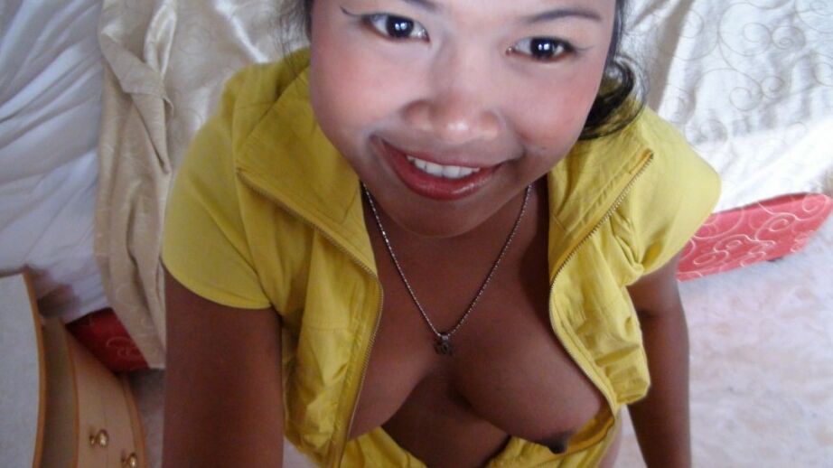 17P La pequeña princesa filipina chupa el semen de la polla de un hombre blanco