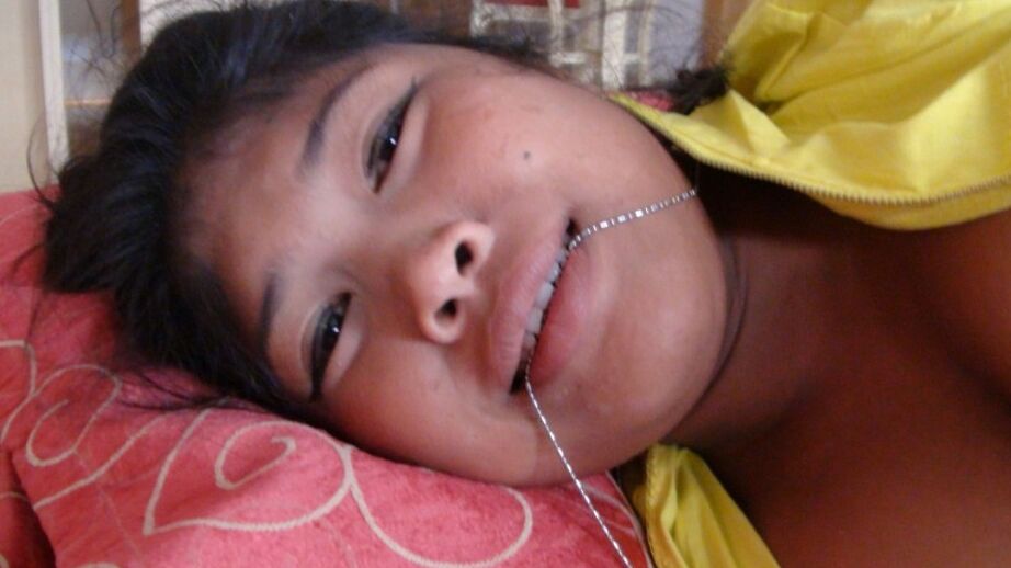 17P La pequeña princesa filipina chupa el semen de la polla de un hombre blanco