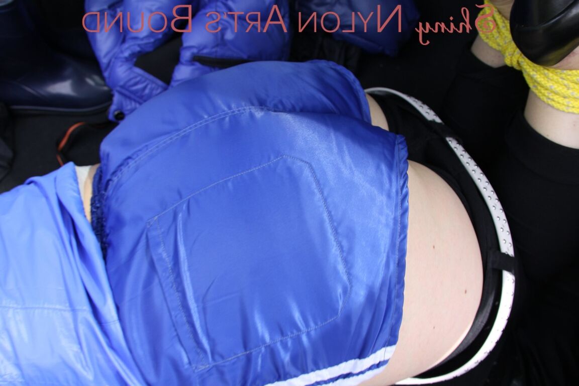 16P Assistindo a sexy Sophie vestindo um sexy short de náilon azul brilhante por baixo da calça jeans
