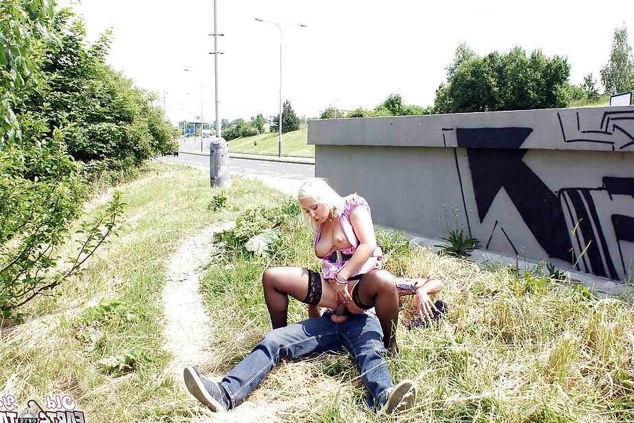 16P Baise de cul hardcore en plein air avec une excellente cow-girl en bas