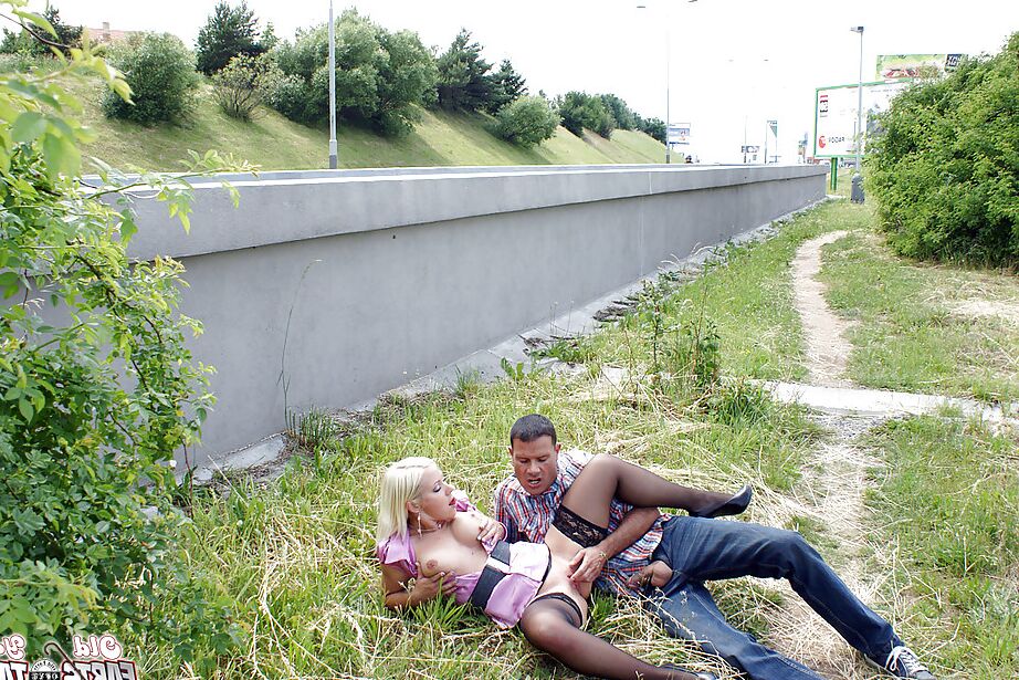 16P Baise de cul hardcore en plein air avec une excellente cow-girl en bas