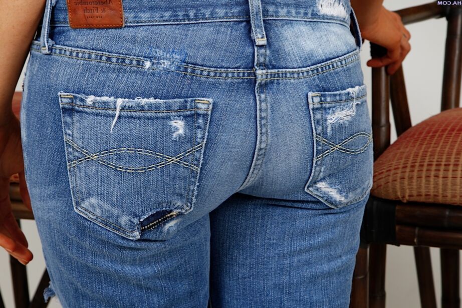 16P Smiley loira amadora em jeans rasgados tirando a roupa e provocando sua fenda