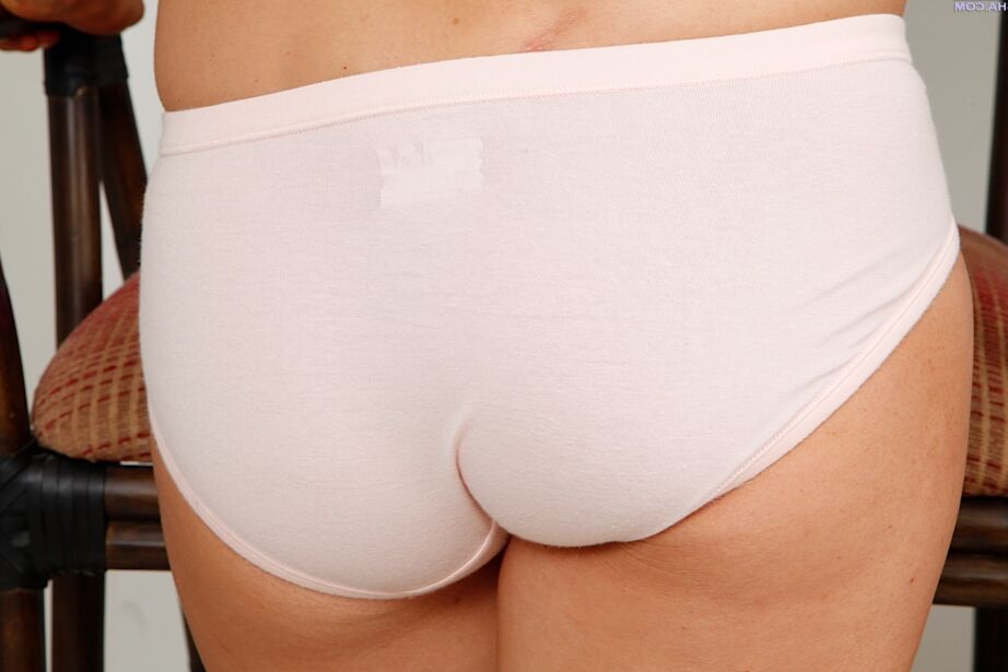 16P Smiley loira amadora em jeans rasgados tirando a roupa e provocando sua fenda