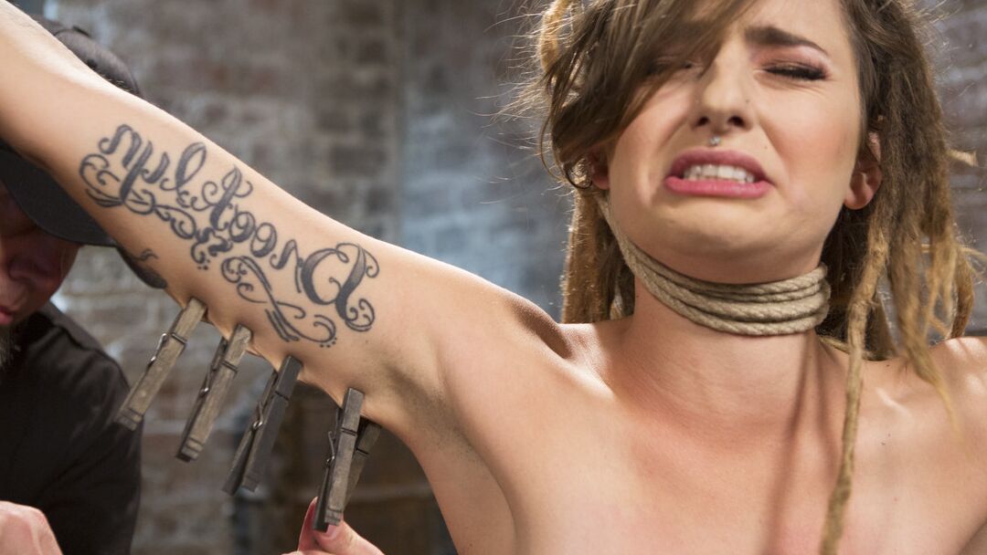 21P Missy Minks, une adolescente maigre avec des dreads, se fait torturer lors d'une action de bondage