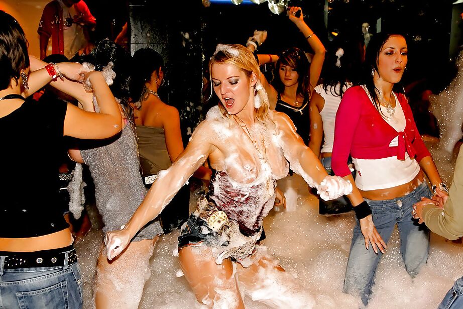 16P Garotas adoráveis ​​e caras com tesão estão em festa de sexo hardcore com espuma