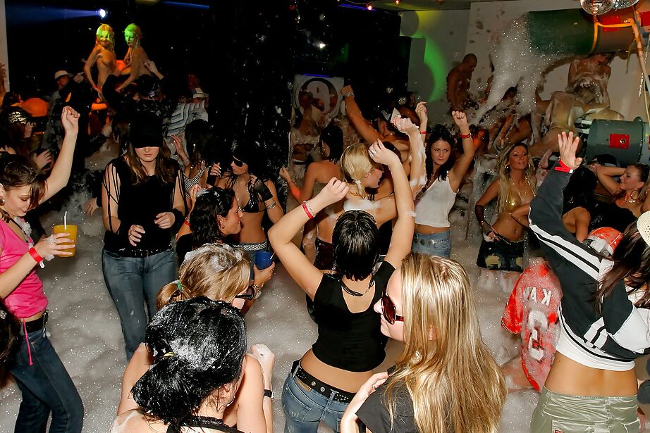 16P Garotas adoráveis ​​e caras com tesão estão em festa de sexo hardcore com espuma