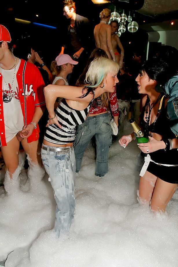16P Garotas adoráveis ​​e caras com tesão estão em festa de sexo hardcore com espuma