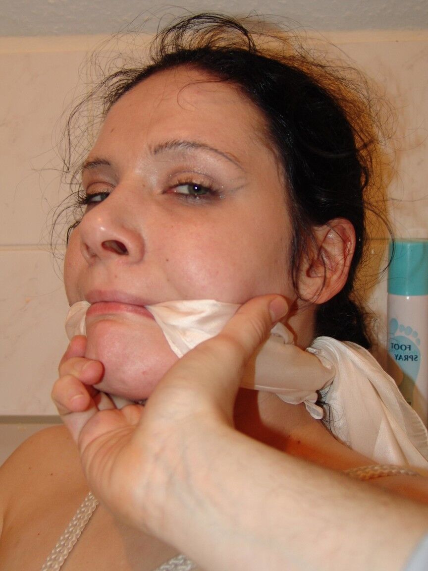 16P lié studio bondage à l'eau