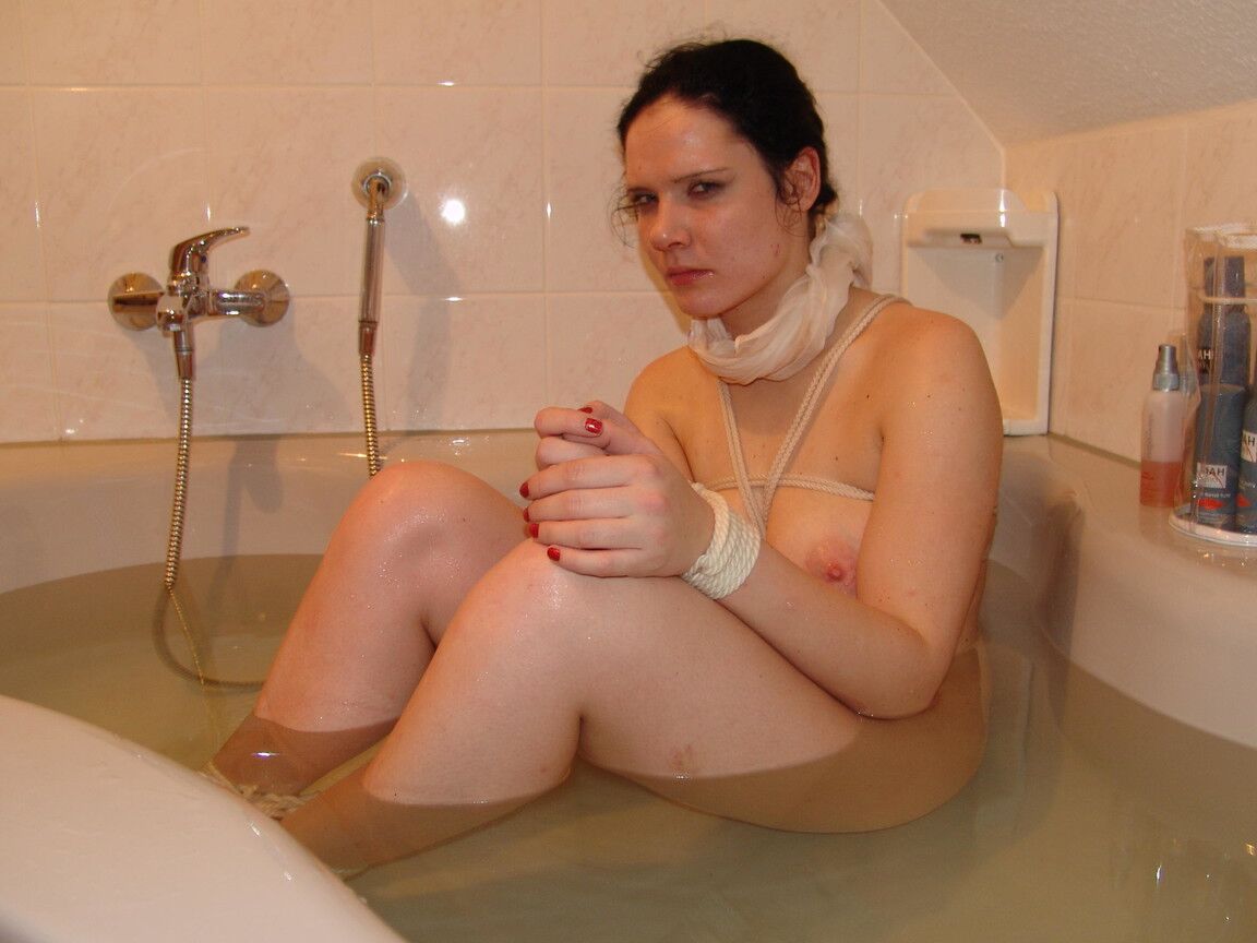 16P lié studio bondage à l'eau