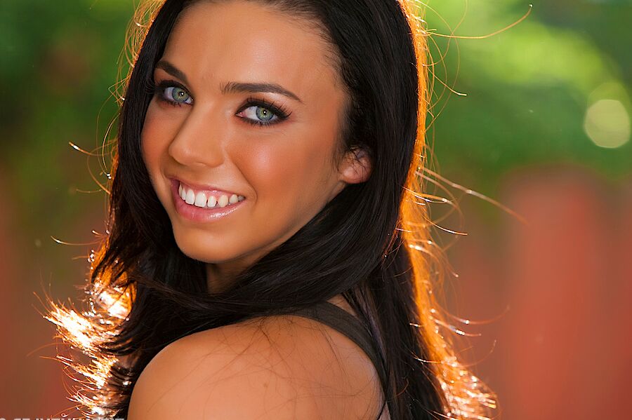 15P Gros plans du joli visage et des pieds de la star du porno Tiffany Tyler