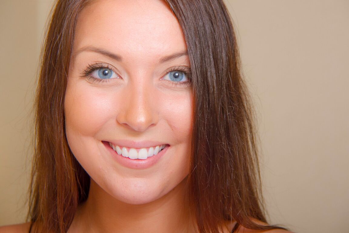 16P Amateur chick Macy Wilde wears a smile on her pretty face while undressing