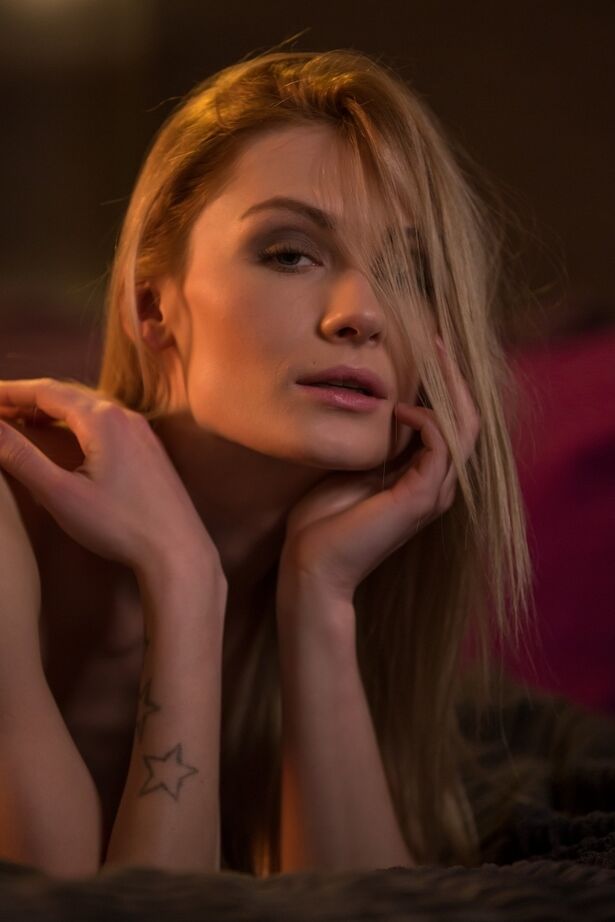 16P Modelo feminino magro com seios achatados e meias pretas para Playboy