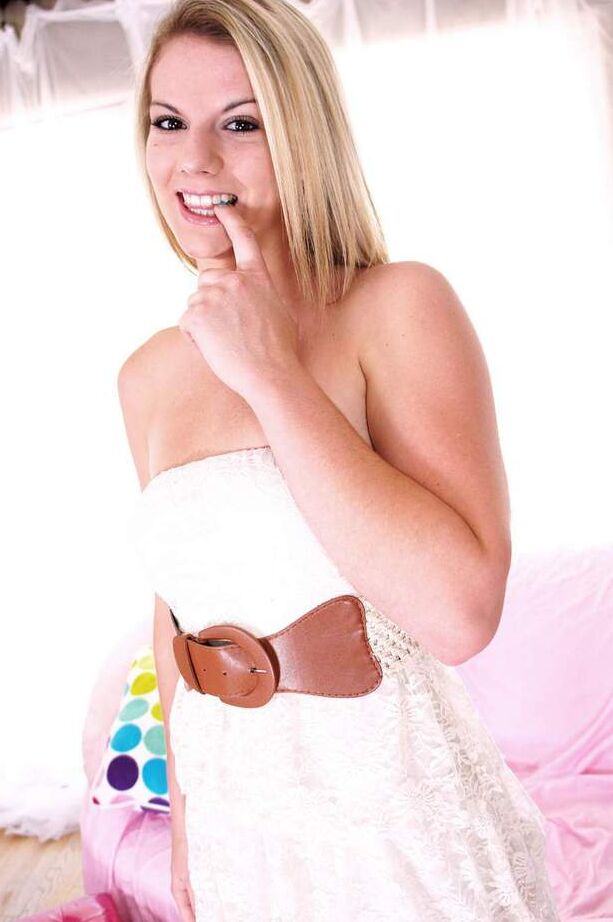16P La modelo rubia en solitario Sami St Clair abre los labios de su coño después de desnudarse
