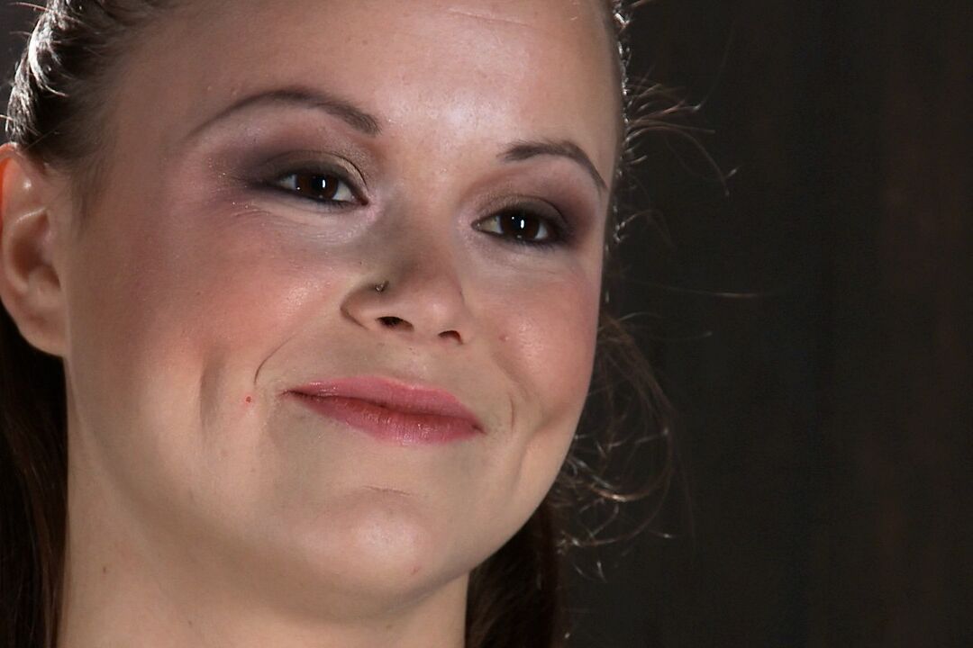 17P Une jolie fille se retrouve obligée de sucer les bites de beaucoup d'hommes
