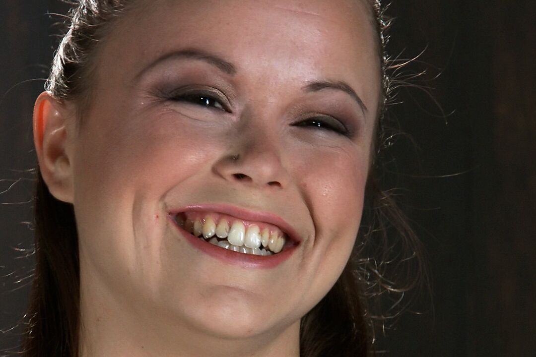 17P Une jolie fille se retrouve obligée de sucer les bites de beaucoup d'hommes