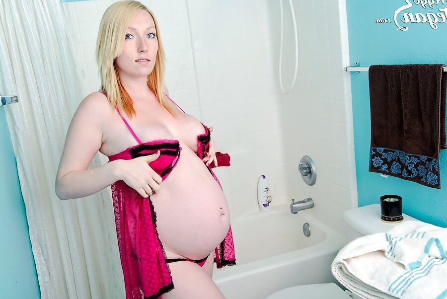 10P Garota solo mostra sua barriga grávida enquanto toma banho
