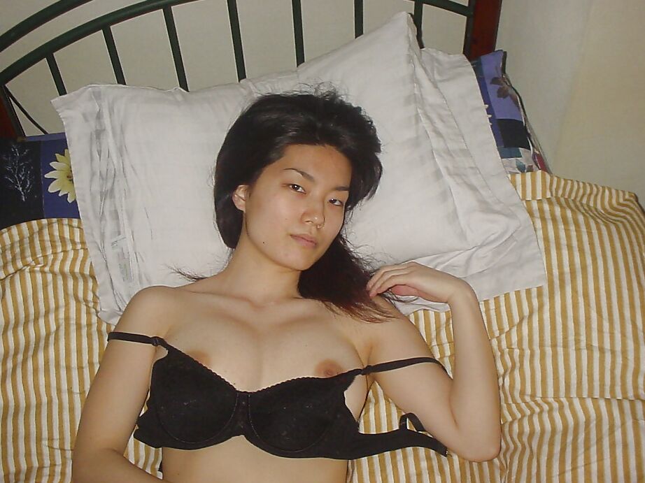 16P 素晴らしいアジアの可愛い人ボールは彼女の大きな強力な剛毛で遊んでいます