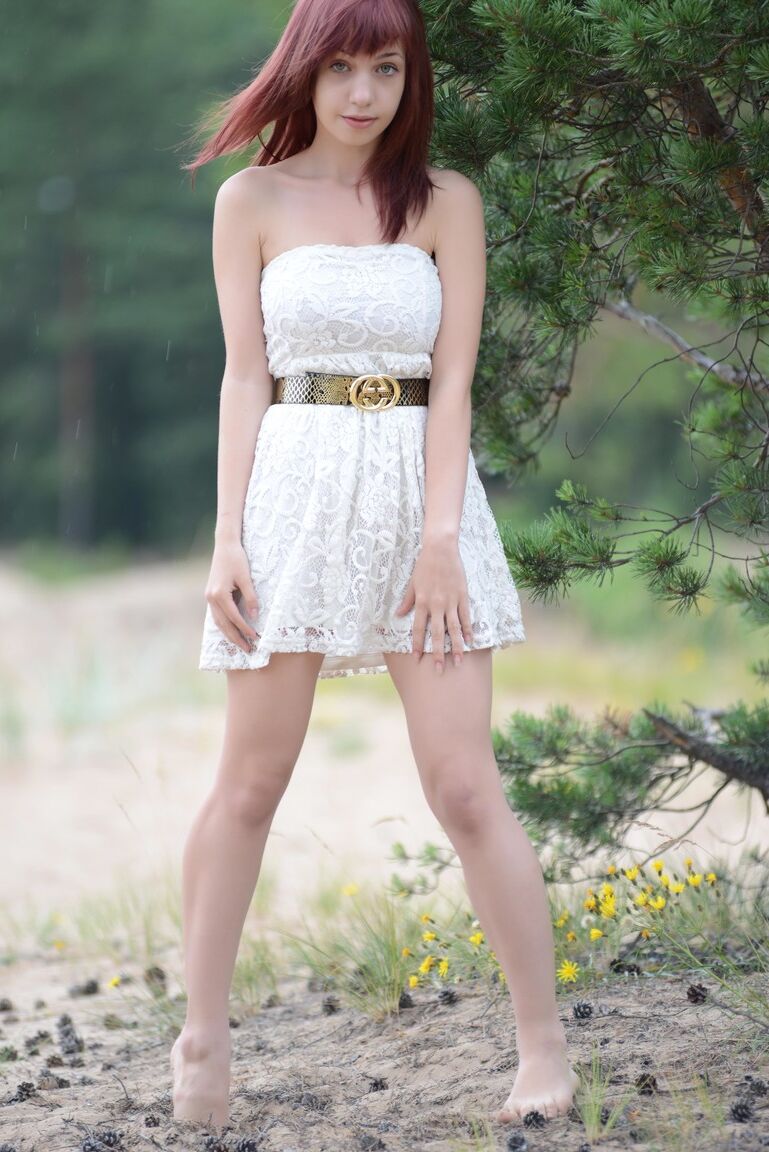 17P A ruiva gostosa Ylika exibe seus lindos seios durante poses nuas na floresta
