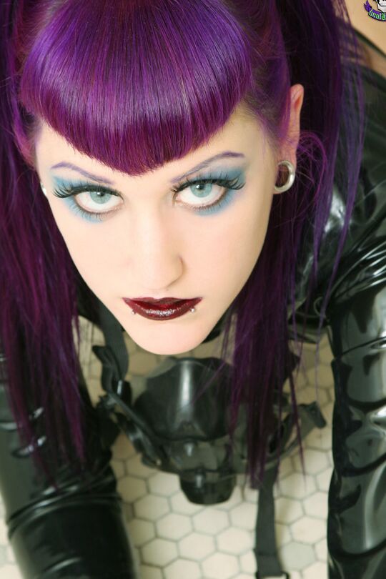 16P Amateur chick Natalie Addams exposes herself in a gas mask and fetish attire